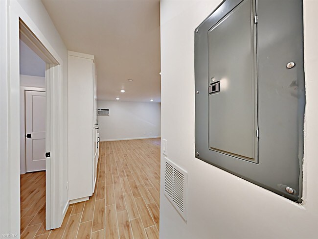 Building Photo - 2 br, 1 bath  - 2552 27th St Apt 4 4