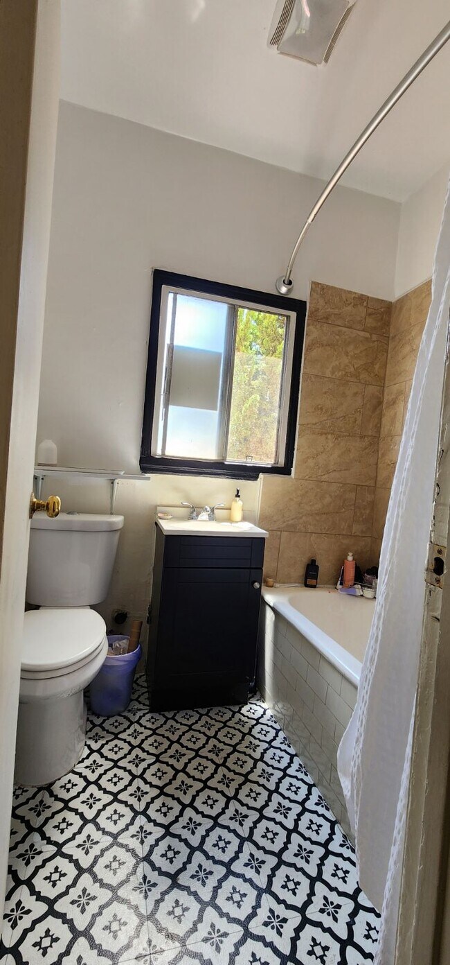 Foto del edificio - 3843 W 27th St