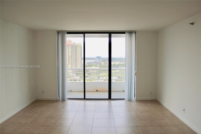 Foto del edificio - 3300 NE 192 St
