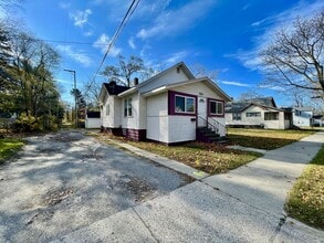 Building Photo - 373 E Holbrook Ave