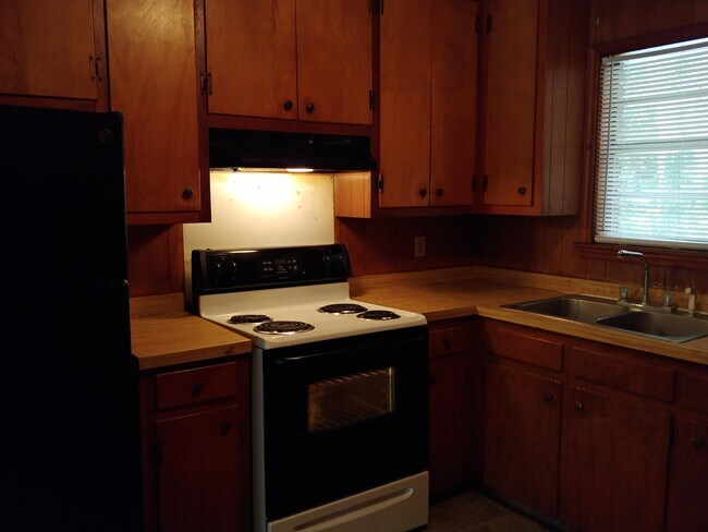 Building Photo - 802 McIntosh Rd