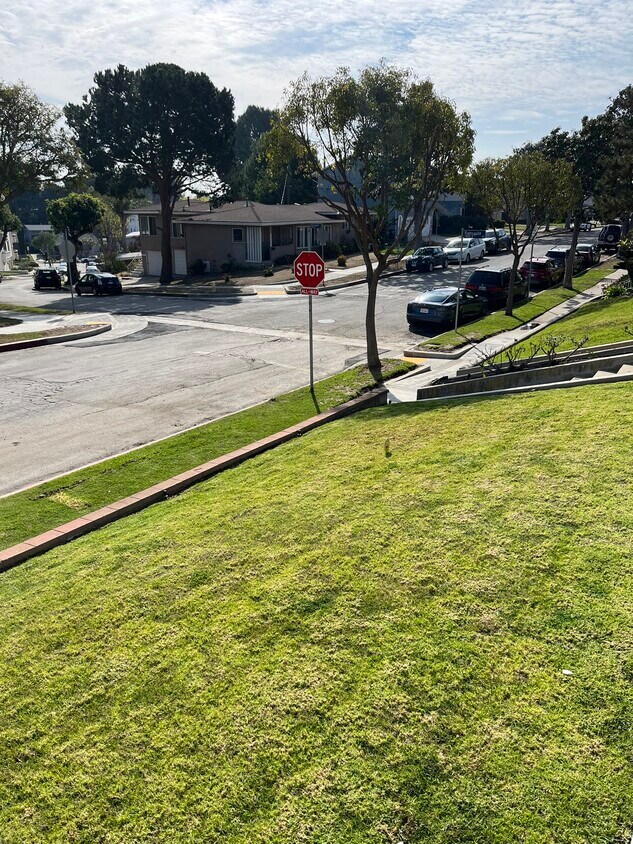 Foto principal - 6949 Kittyhawk Ave