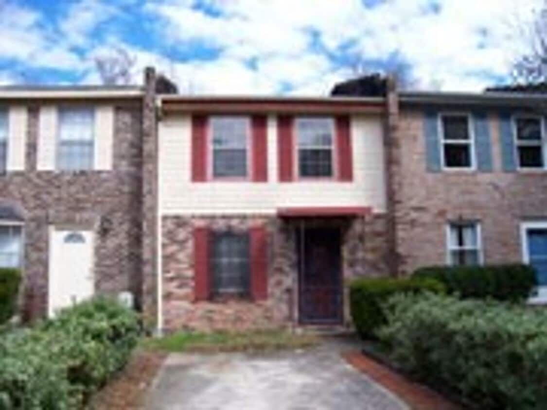 Primary Photo - Gorgeous and Spacious 3 BR 1.5 BA Townhome...