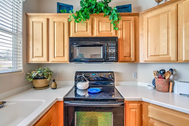 Building Photo - Fully Furnished Home with ALL Utilities In...