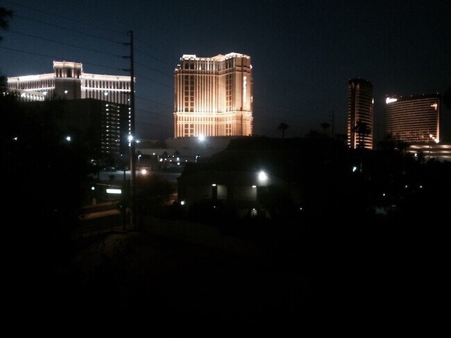 Foto del edificio - Gorgeous fully furnished strip view condo ...