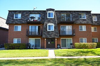 Building Photo - 9360 Bay Colony Dr