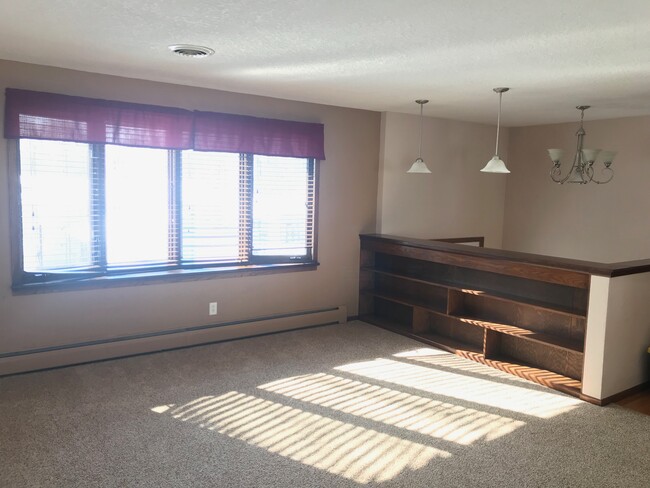Orientadas hacia ventana mirador y estanterías empotradas - 958 Aspen Ave