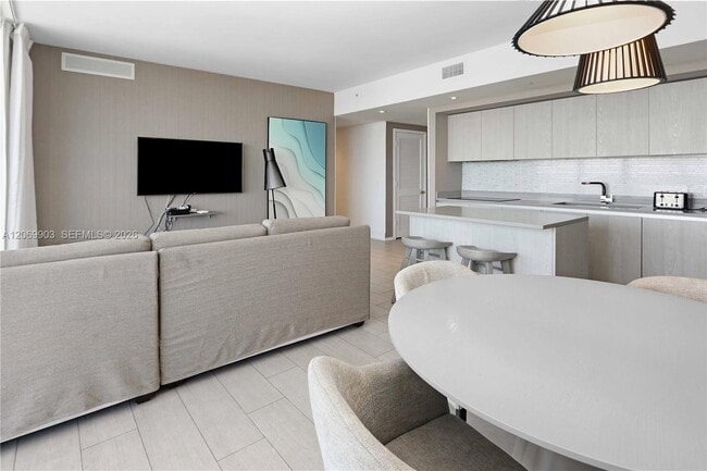 Building Photo - 4010 S Ocean Dr