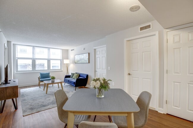 Comedor y sala de estar en West End Residences, Washington, 20037 - West End Residences