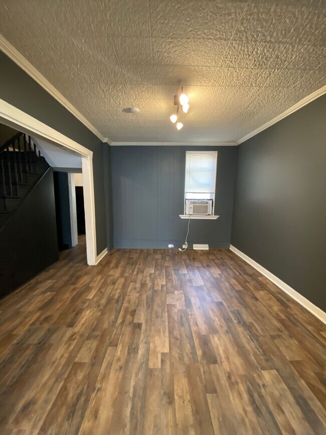 Foto del edificio - Spacious 2 BR/ 1BA with Bonus room