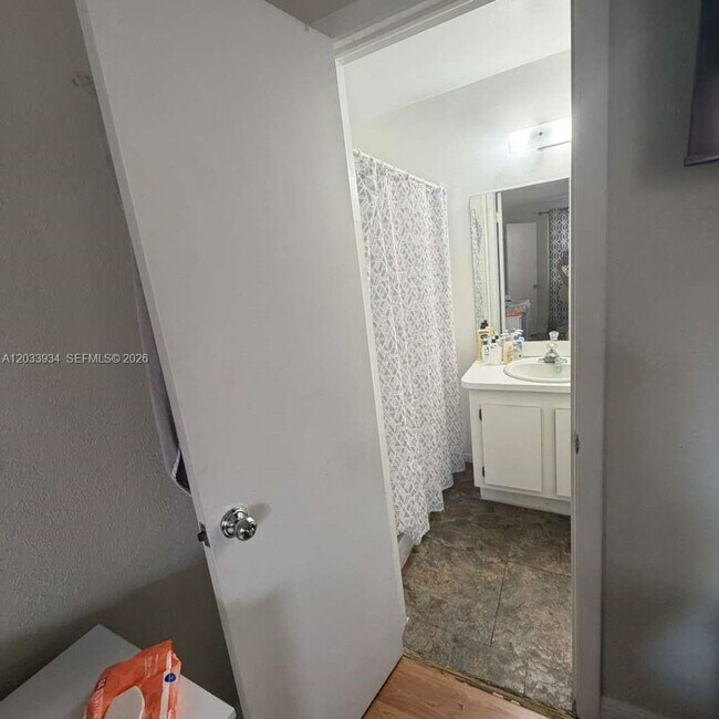 Foto del edificio - 940 NW 104th Ave