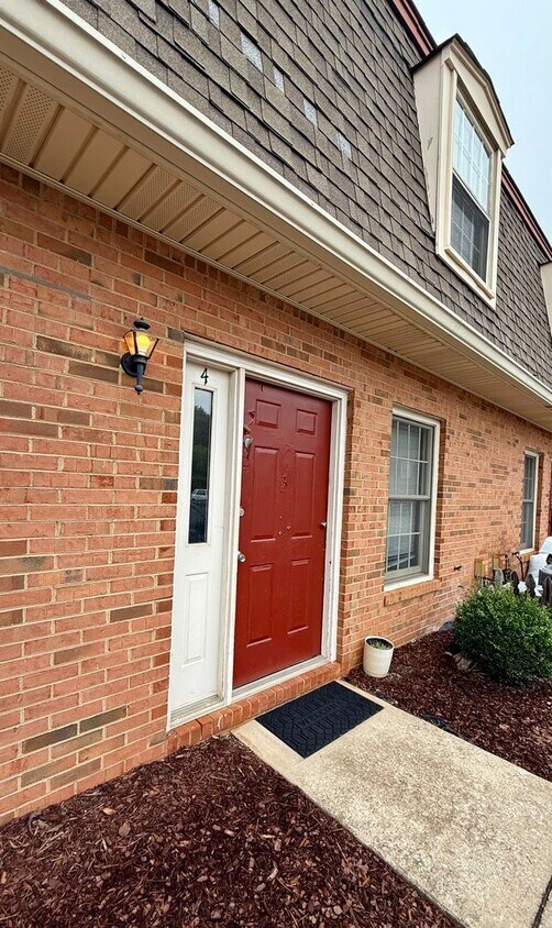 Foto principal - 2 bed / 1.5 bath townhome in Oakwood