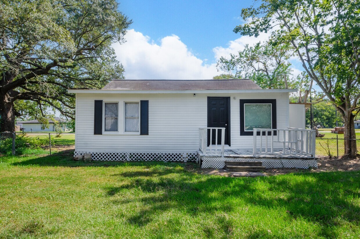 Building Photo - 108 Lostracco St