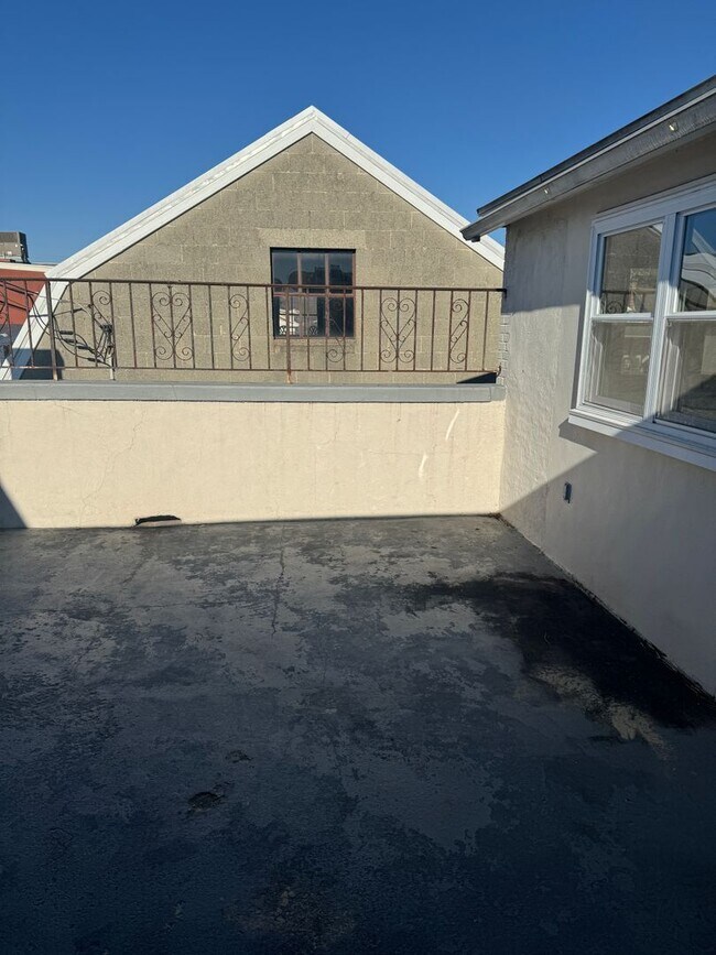 Foto del edificio - 3 Bedroom Apartment with Private Patio