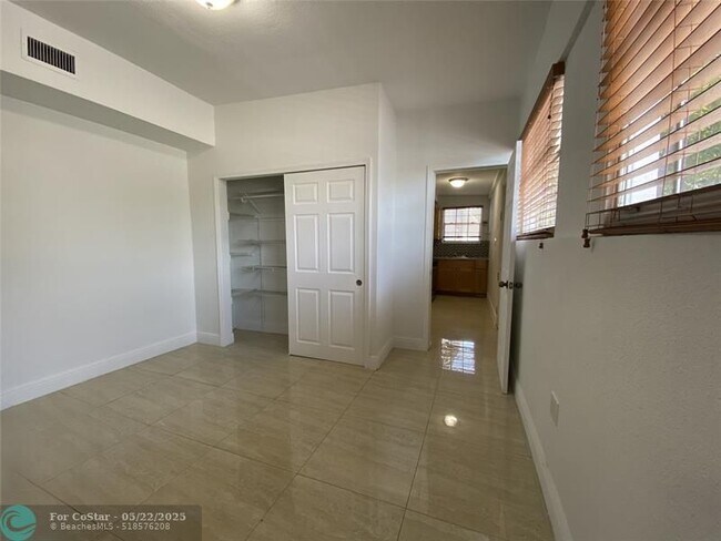 Foto del edificio - 2250 NW 103rd St