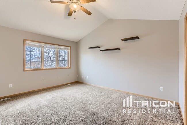 Building Photo - 516 Lincoln Dr NE
