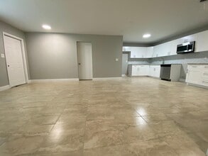 Building Photo - 811 SW 12th Ct