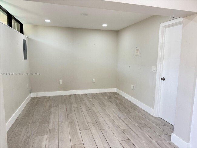 Foto del edificio - 15012 Royal Palm Ave