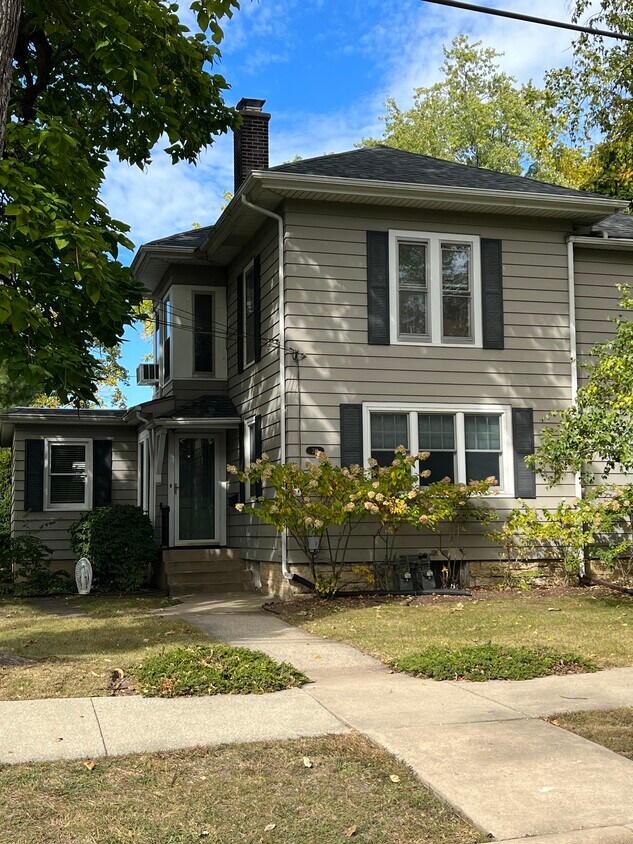 219 ster St Unit 1, Batavia, IL 60510 Apartments in Batavia, IL