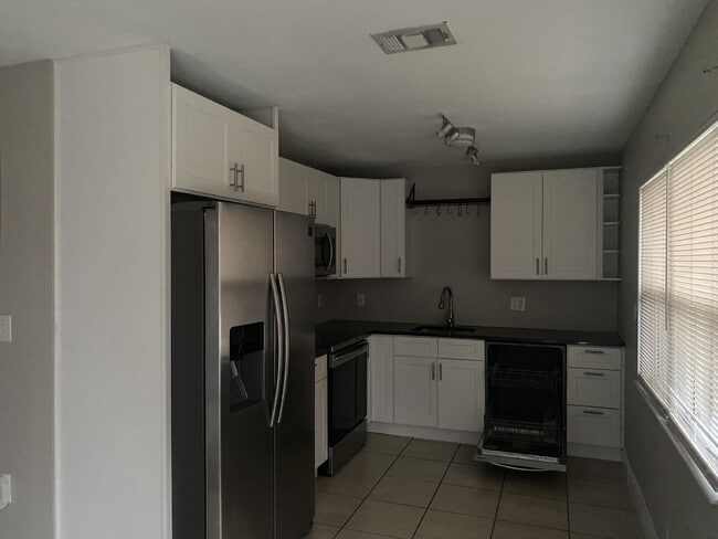St Petersburg, Two beds/1 bath, laundry and Yard. - St Petersburg, Two beds/1 bath, laundry and Yard. Apartment