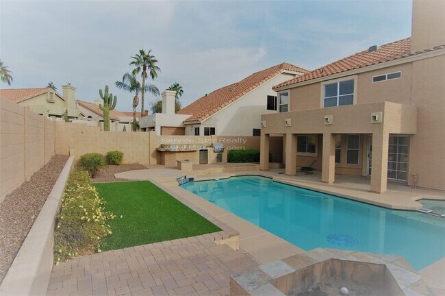 Foto del edificio - 1204 E Silverwood Dr