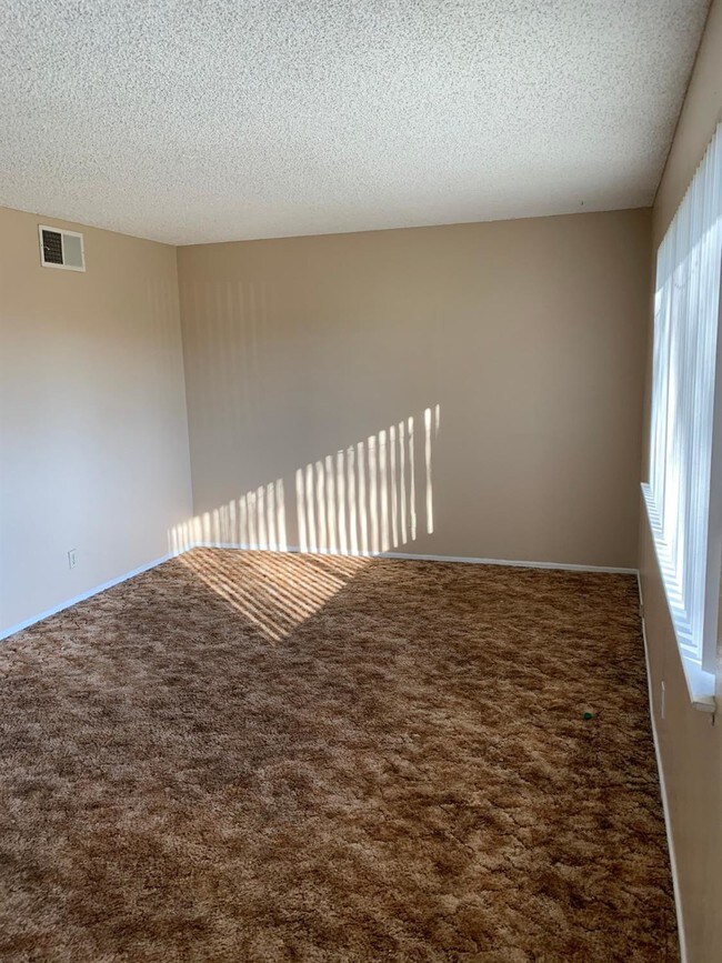 Building Photo - 14299 La Paz Dr