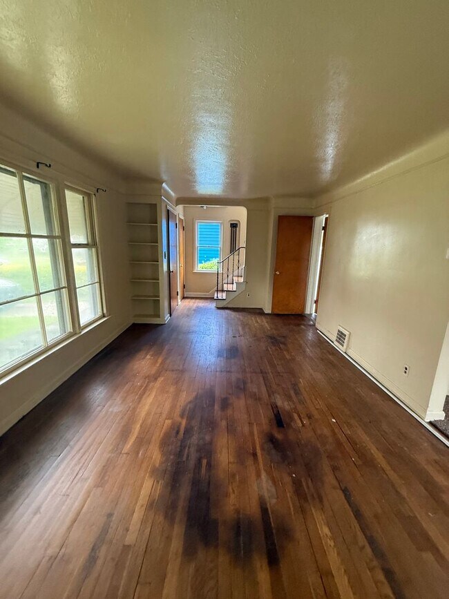 Building Photo - Lee/Harvard Single Home