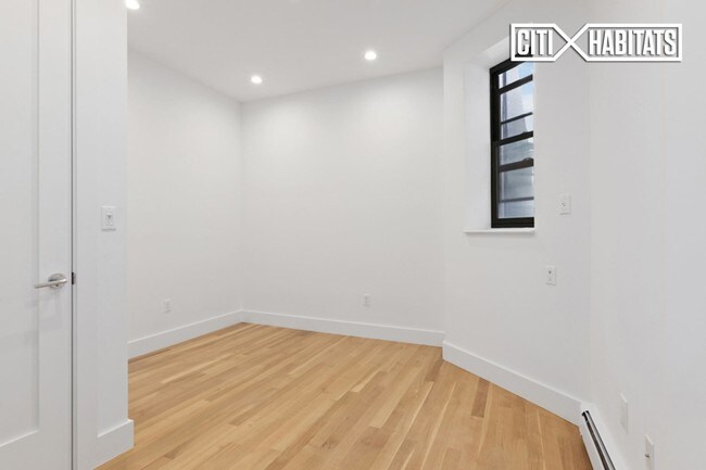 Foto del edificio - 300 W 112th St