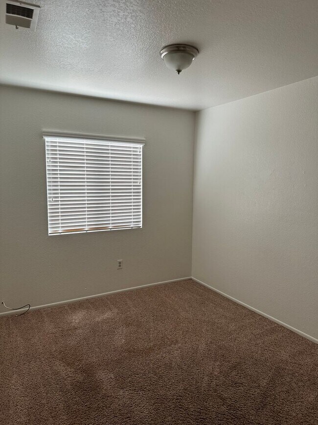 Foto del edificio - 3 BEDROOM SINGLE STORY