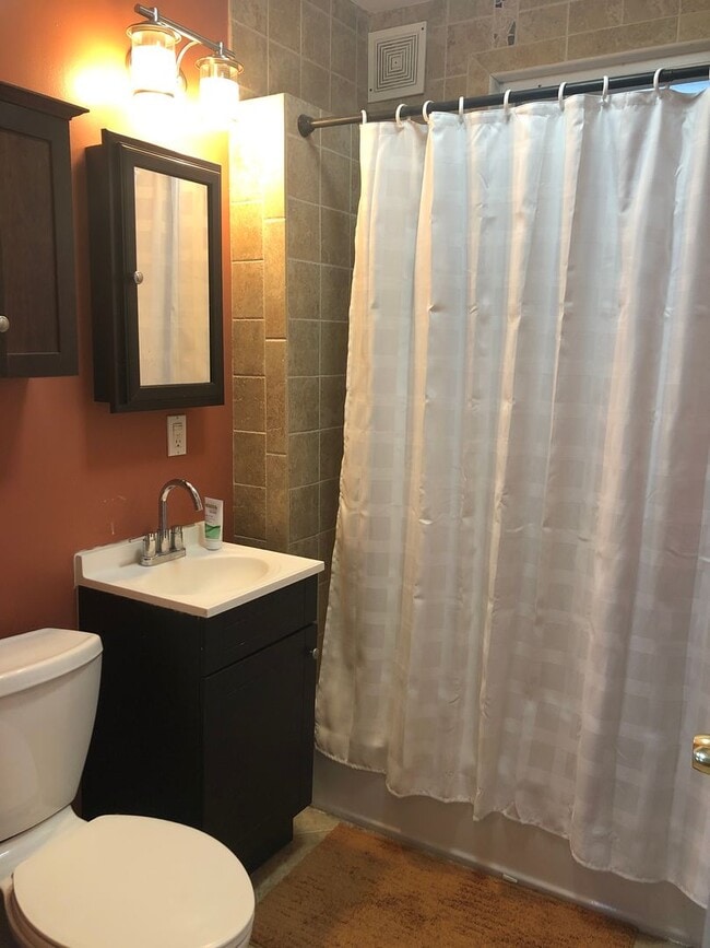 Building Photo - No Brokers Fee, In-Unit Washer and Dryer, Pets- Friendly Unit, Porch, Greal Location!