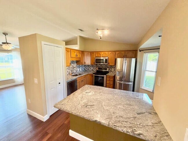 Foto del edificio - Deland - 3 Bedroom, 2 Bathroom - $1,995.00