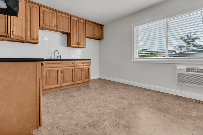 Building Photo - Royal Park Apartments