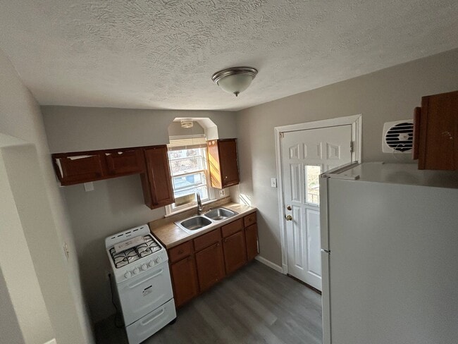 Building Photo - Comfort & Convenience on Cloverdale