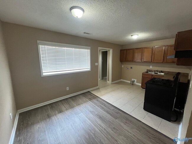 Building Photo - 1002 6th Ave SW