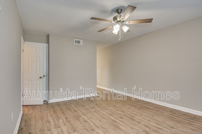 Foto del edificio - 148 Chalet N Blvd