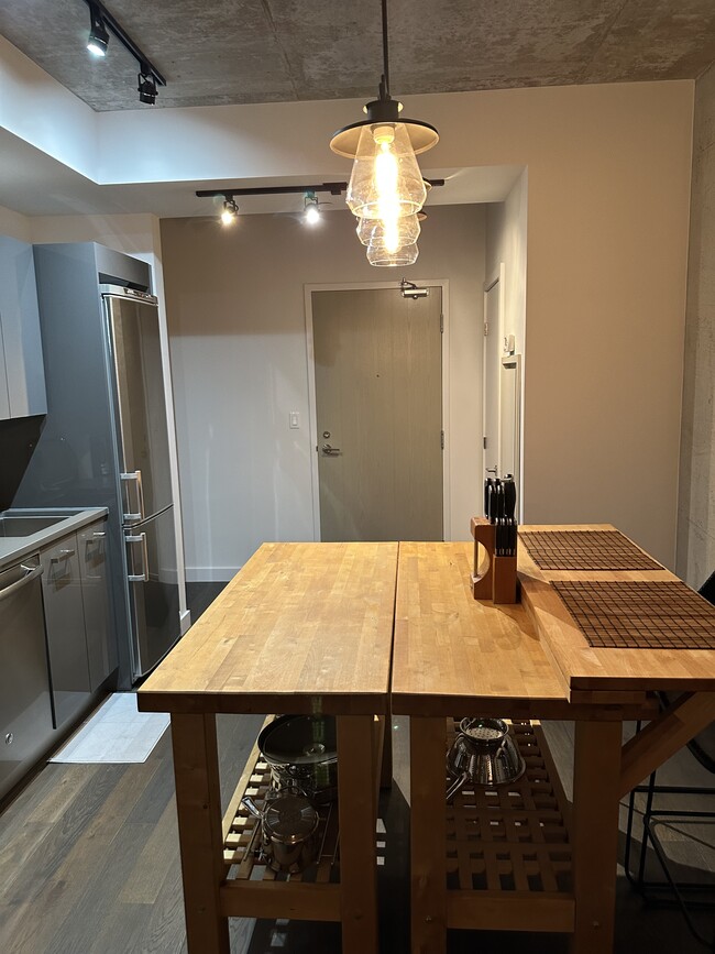 Building Photo - 224 Lyon St N