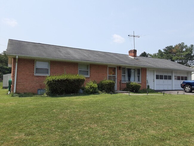 Building Photo - Fairlawn, 3 BR / 1 BA, Available February