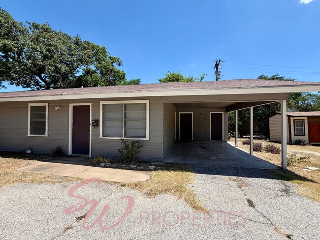 Foto del edificio - Location! Location! Easy walk to campus! 2 bedroom duplex!