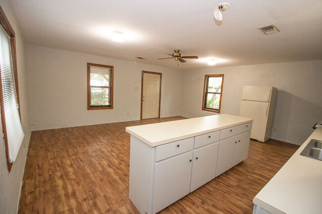 Building Photo - 553 S Old Stagecoach Rd