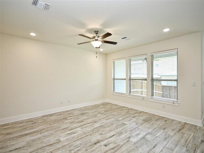 Building Photo - 405 Parkline Dr