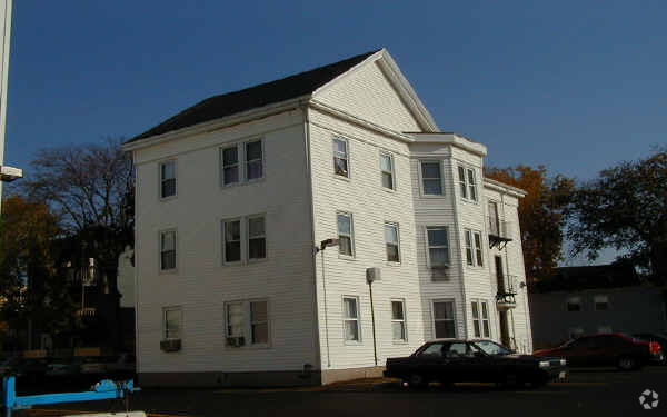 Building Photo - 132-138 S Common St