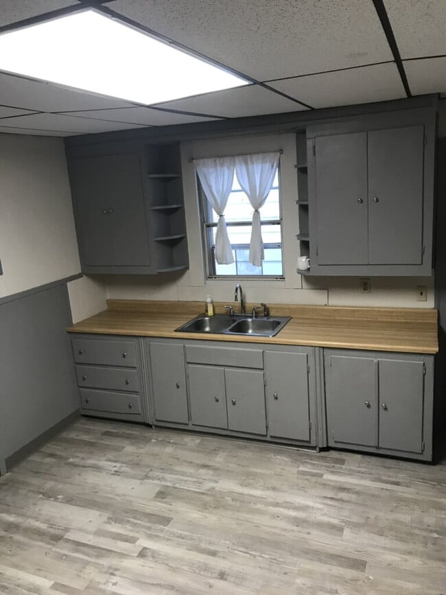 Building Photo - 2 Bedroom half double in N. end of Wilkes Barre