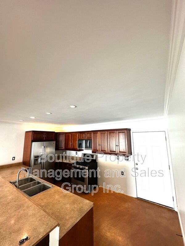 Building Photo - 2285 Santa Ana Ave