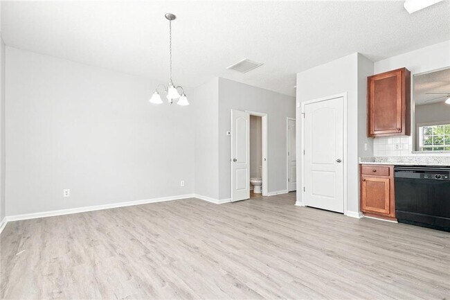 Foto del edificio - 8643 Thomas Ln