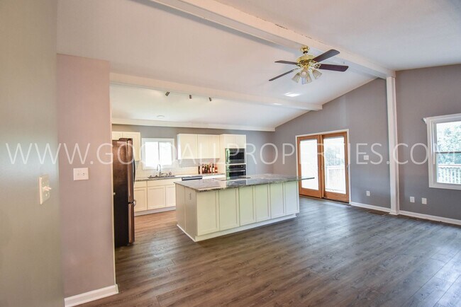 Building Photo - 3 Bedroom 2.5 Bath Newly Remodeled Home in...
