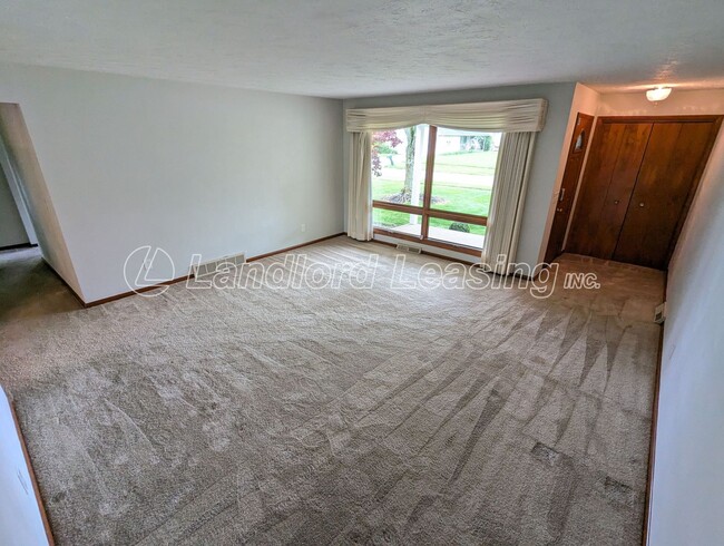 Foto del edificio - Charming 3-Bedroom Ranch with Spacious Lay...