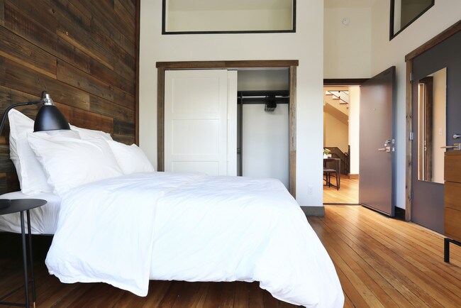 Building Photo - 120 10th St