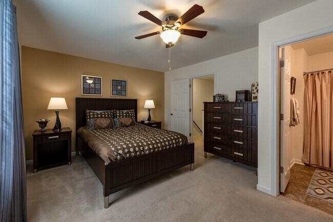 Amplio dormitorio con baño privado. - Shadowmoss Pointe Apartments and Townhomes