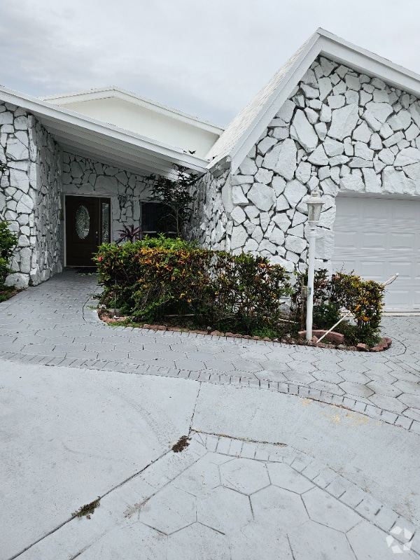 Building Photo - 740 Bluebird Ln