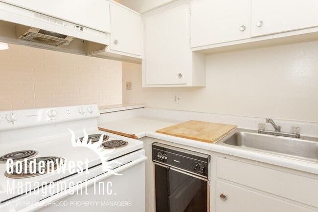 Building Photo - 910 E Marlette Ave